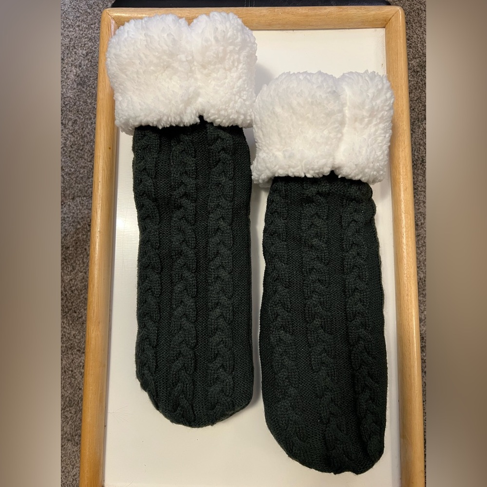 HUGGLE FOOT WARMERS, SZ 6-9, NWOT